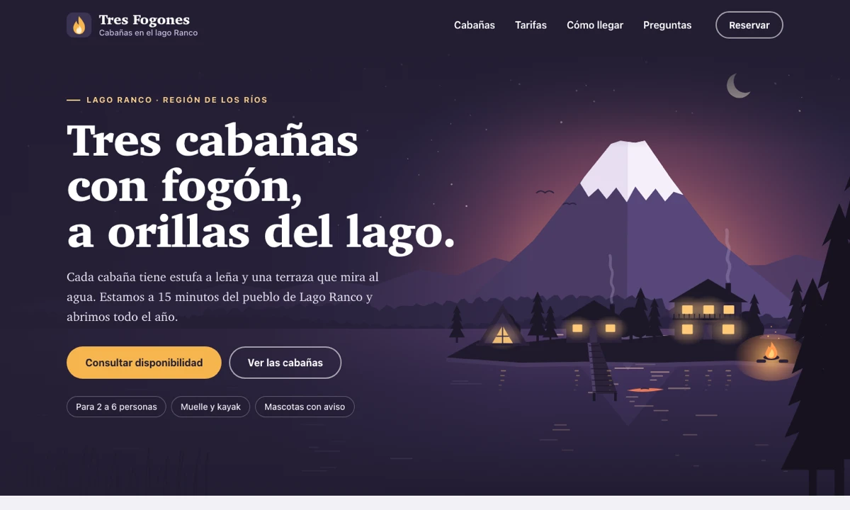 Portada de la muestra Tres Fogones: fondo morado de noche, el título «Tres cabañas con fogón, a orillas del lago.» y una ilustración del lago con un volcán nevado y tres cabañas iluminadas.