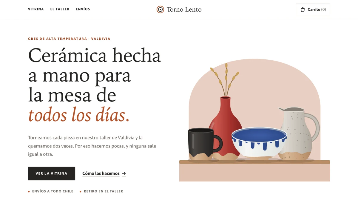 Portada de la muestra Torno Lento: título en letra de libro «Cerámica hecha a mano para la mesa de todos los días.» junto a una ilustración de piezas de cerámica sobre una repisa.