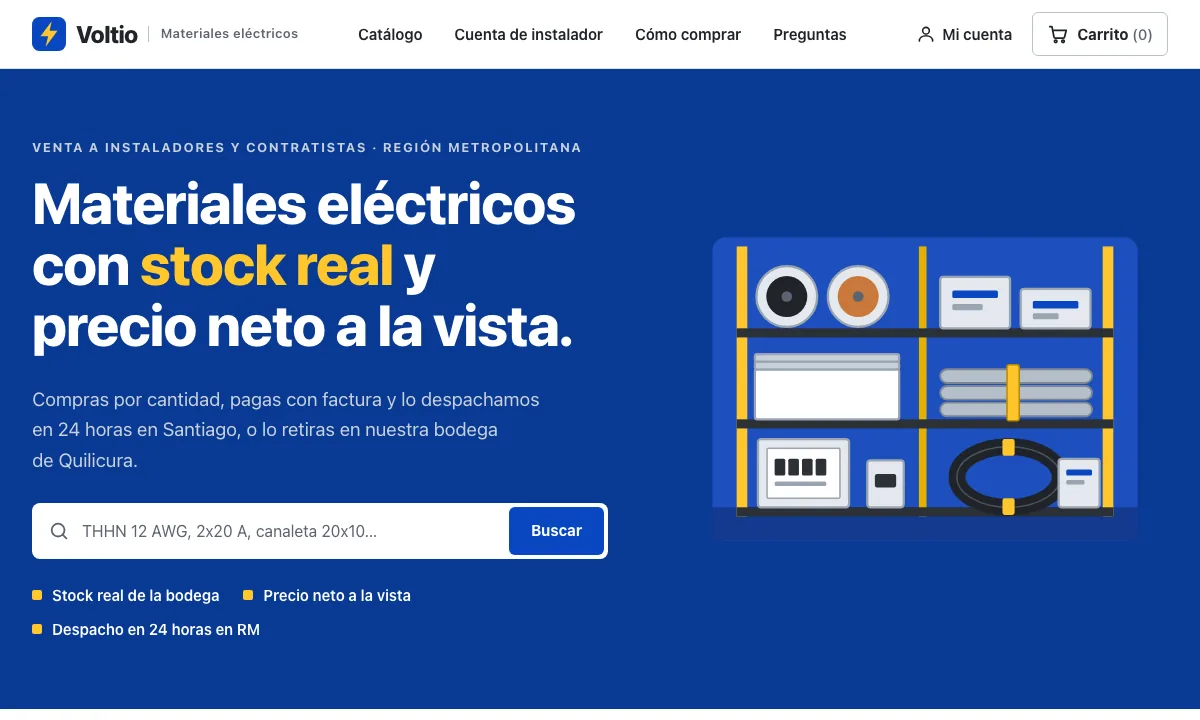 Portada de la muestra Voltio: fondo azul con el título «Materiales eléctricos con stock real y precio neto a la vista.», un buscador y una ilustración de una estantería de bodega con carretes de cable, cajas, tubos y un tablero.