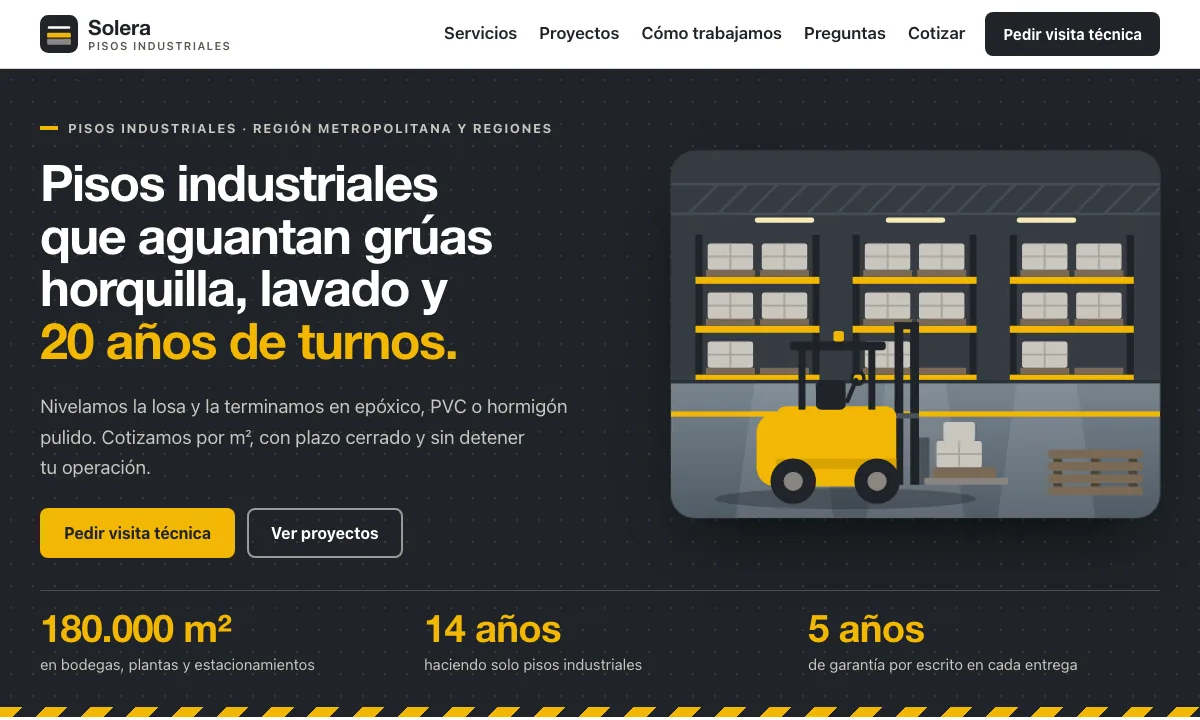Portada de la muestra Solera: fondo grafito, el título «Pisos industriales que aguantan grúas horquilla, lavado y 20 años de turnos.» con el cierre en amarillo, una ilustración de una bodega con racks y una grúa horquilla, y tres cifras debajo.